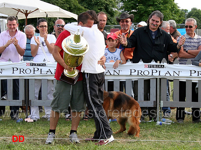 i-festeggiamenti-per-la-vittoria-del-trofeo-gorrieri.jpg - L'abbraccio tra Marco Piva e Franco Gaudiano per la vittoria di Blanka
