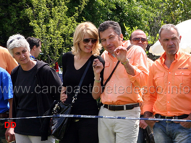 181.jpg - ancora commenti a bordo ring (a sinistra Barbara vincitrice in classe IPO1 del Campionato Nati e Allevati)