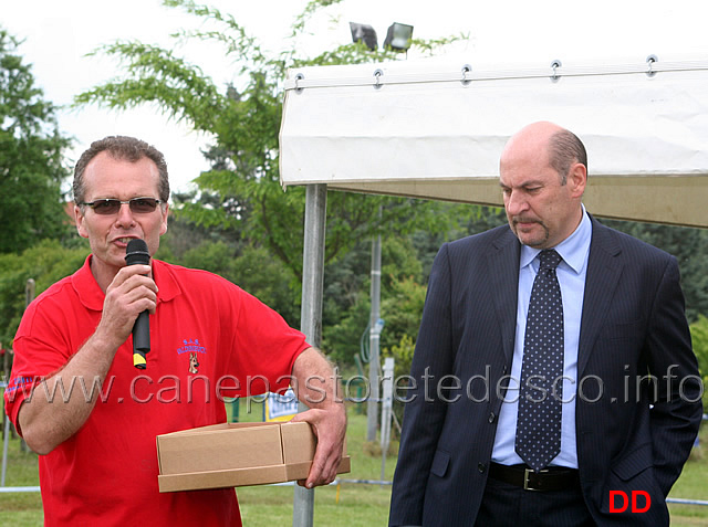 190.jpg - Il Presidente della Sezione Valdinievole Antonio Tancredi procede alle premiazioni di rito